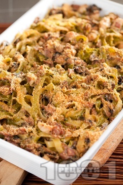 Вкусна паста талятели (или спагети) с пиле, сметана, шунка, сирене пармезан и гъби печена на фурна - снимка на рецептата